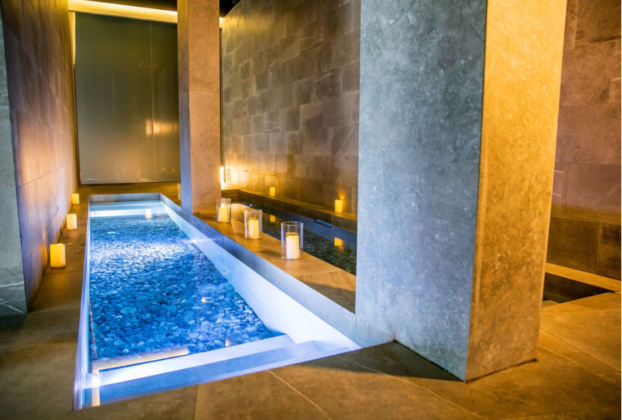 Релакс зона с воден басейн и декоративни свещи в Pulse Therme Banya.