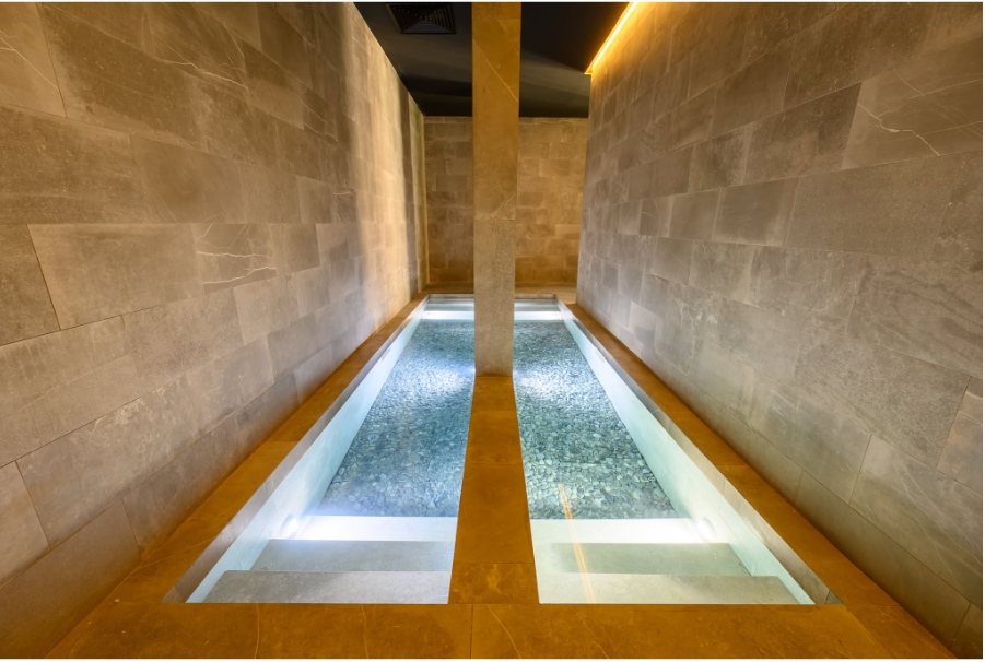 СПА водна зона с два осветени басейна и каменно дъно в Pulse Therme Banya.