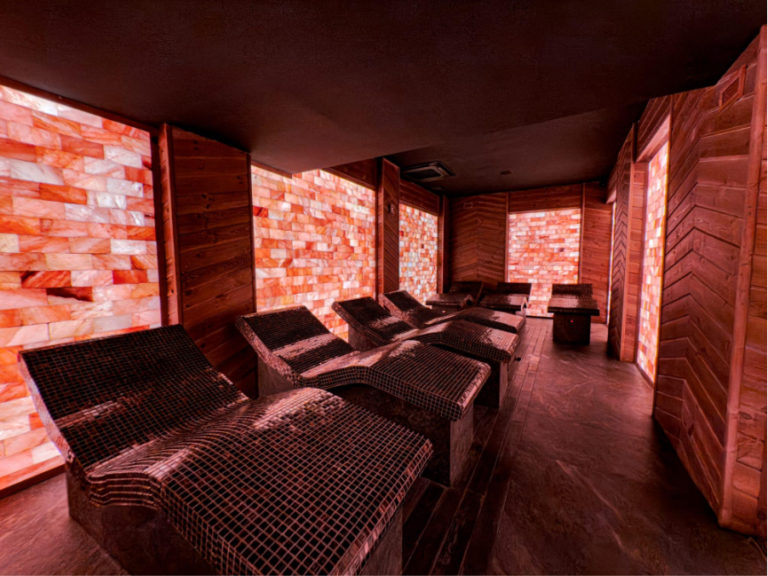 Солна релакс зона с шезлонги и стени от хималайска сол в Pulse Therme Banya.