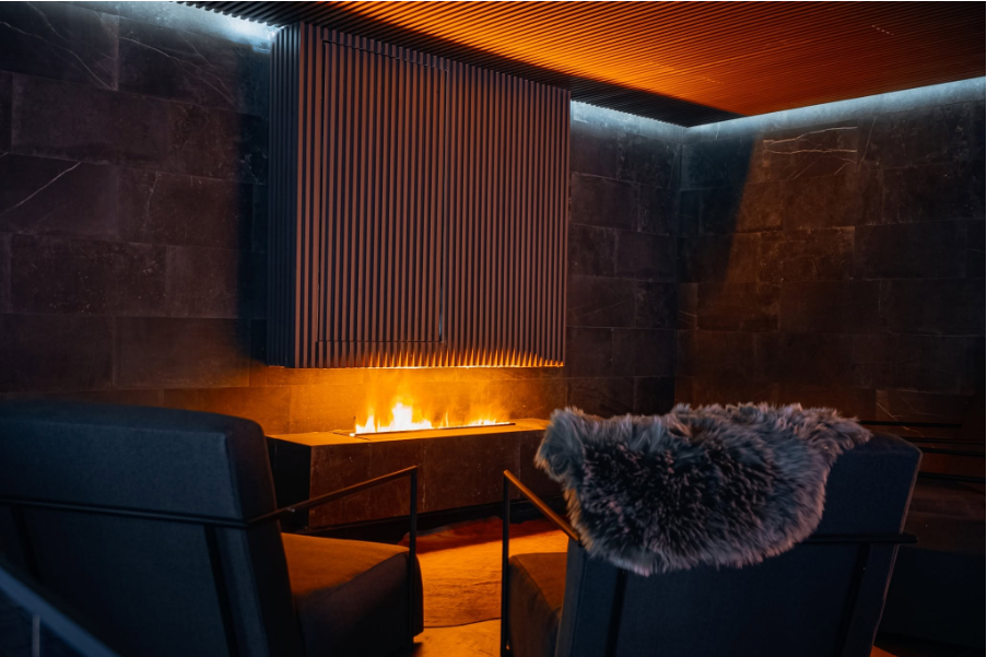 Релакс зона с камина и удобни кресла в Pulse Therme Banya.